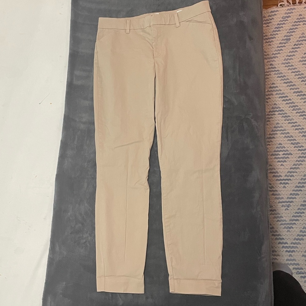 NWOT: Women’s Gap skinny leg khaki pants